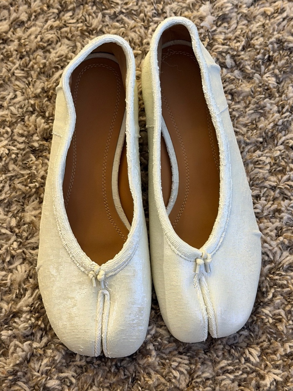 Vero Cuoio Split-Toe Ballet Flats in Ivory